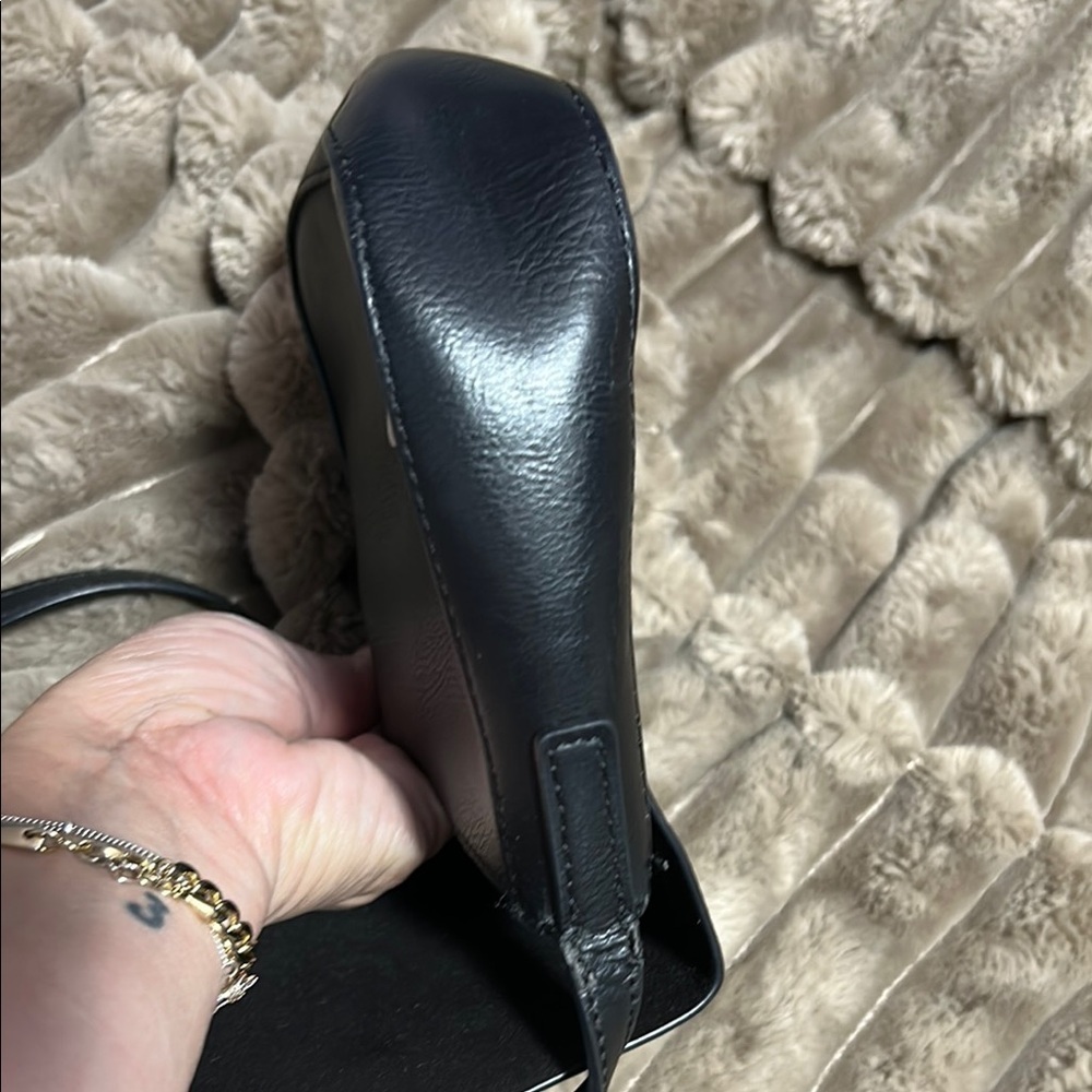 Elegant Black Crossbody Bag with Structured Design - Picture 7 of 10